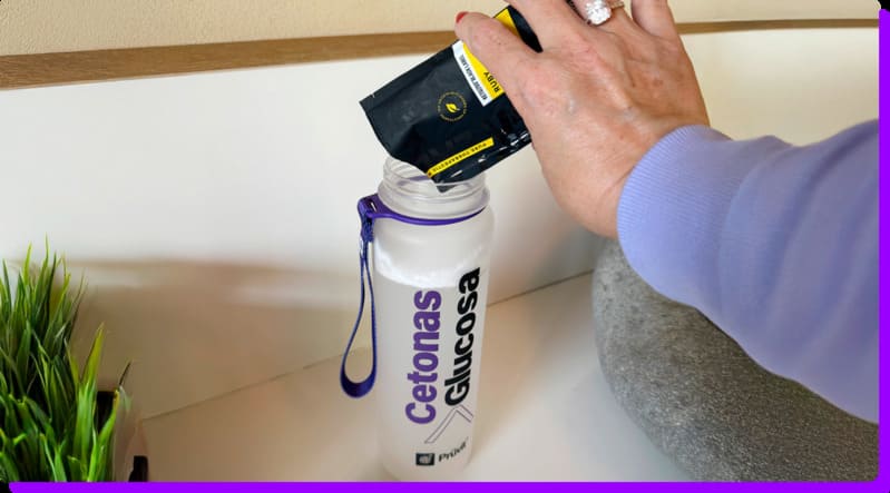 Andrea mischt sich Sachet exogene Ketone in Shaker