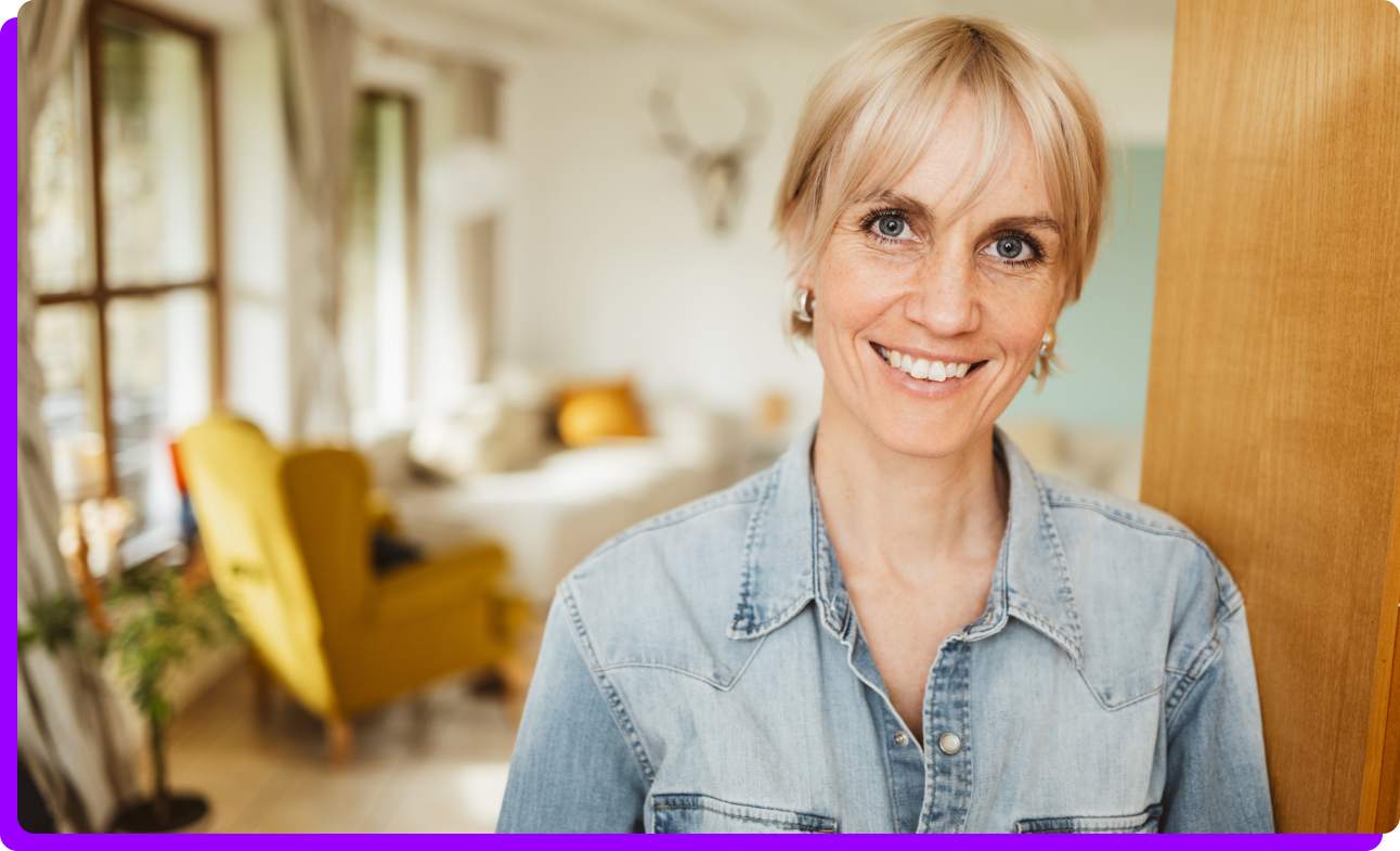 Blonde Frau mit kurzen Haaren lächelt