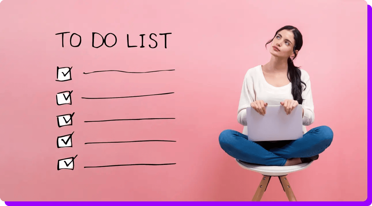 Frau blickt zur Seite auf To Do-Liste