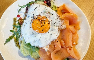 Avocado mit Räucherlachs