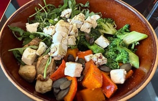 Bowl mit geröstetem Kürbis und Schafskäse