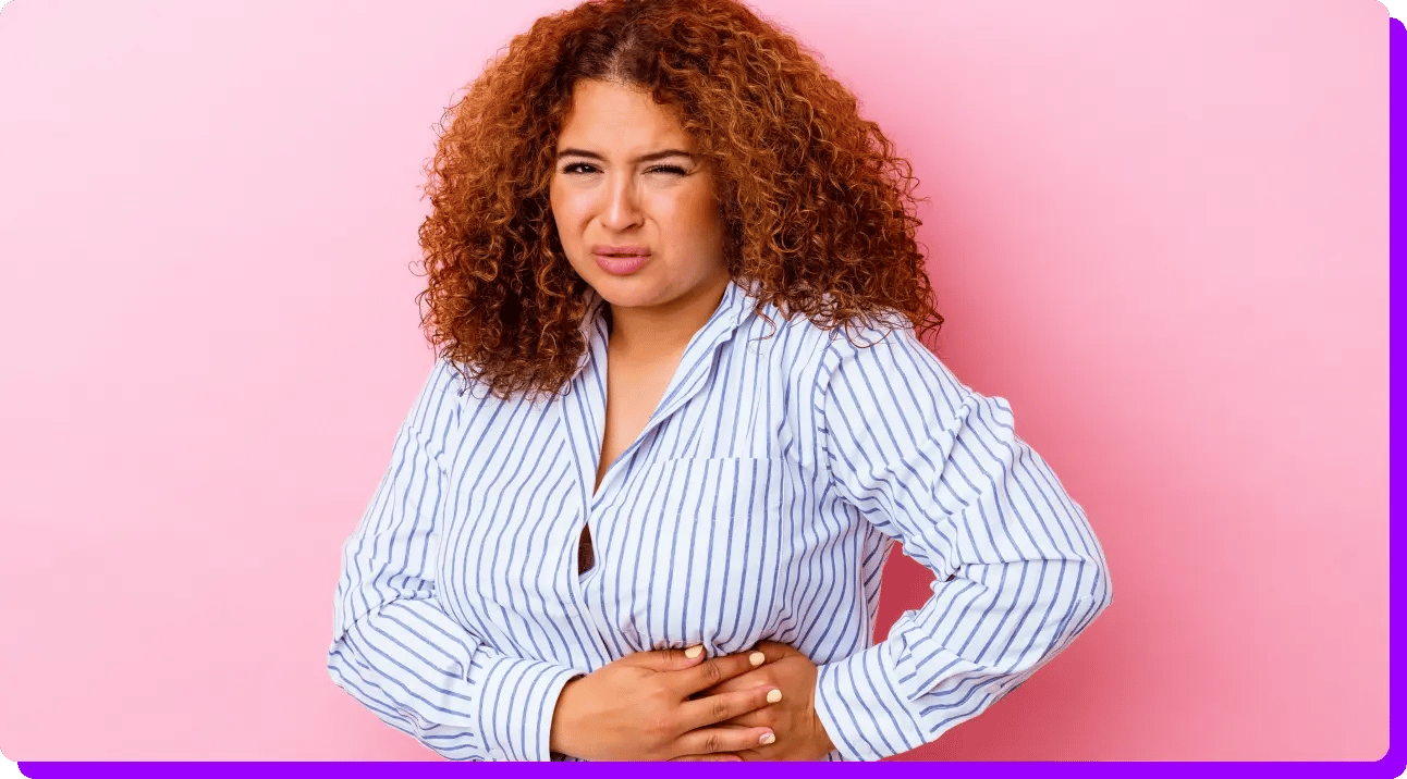 Frau hält sich Leber