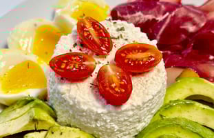 Frischkäse mit Eiern