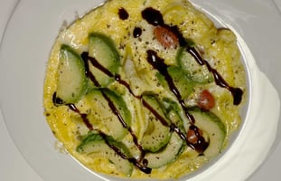 Omelett mit Avocado und Brot