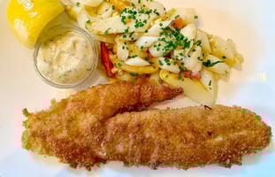 Paniertes Zanderfilet mit Spargel und Paprika-Gemüse