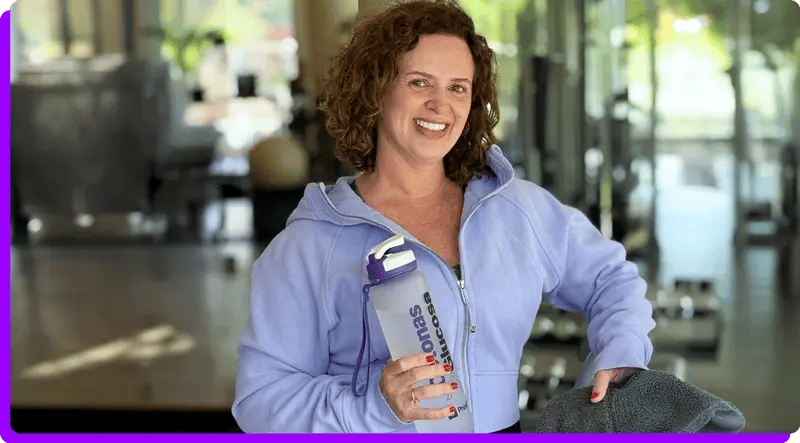 Andrea mit Ketone-Shake in der Hand in Gym