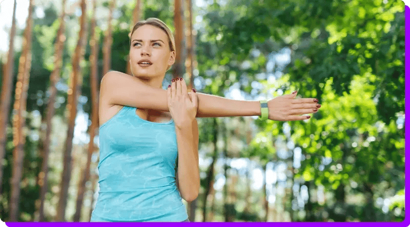 Frau dehnt sich in Wald