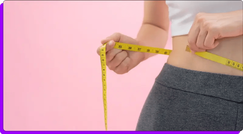 Frau misst Bauchumfang mit Maßband