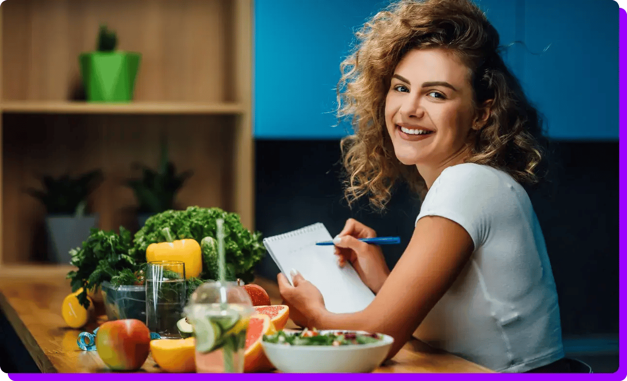 Frau macht sich Ernährungsplan