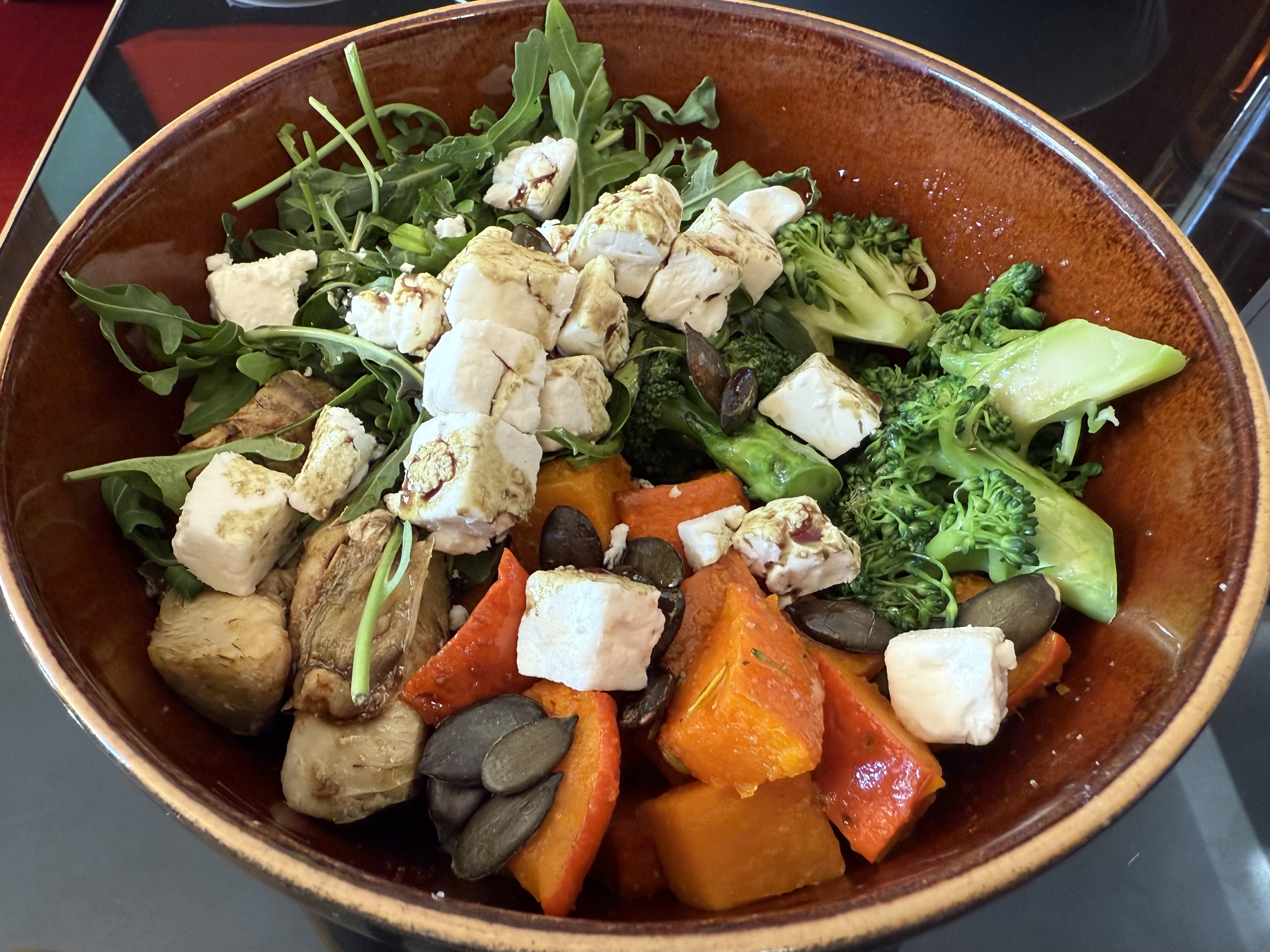 Bowl mit geröstetem Kürbis und Schafskäse