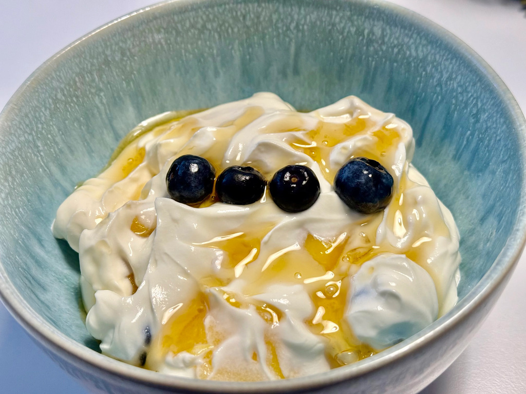 Griechischer Joghurt mit Blaubeeren und Honig