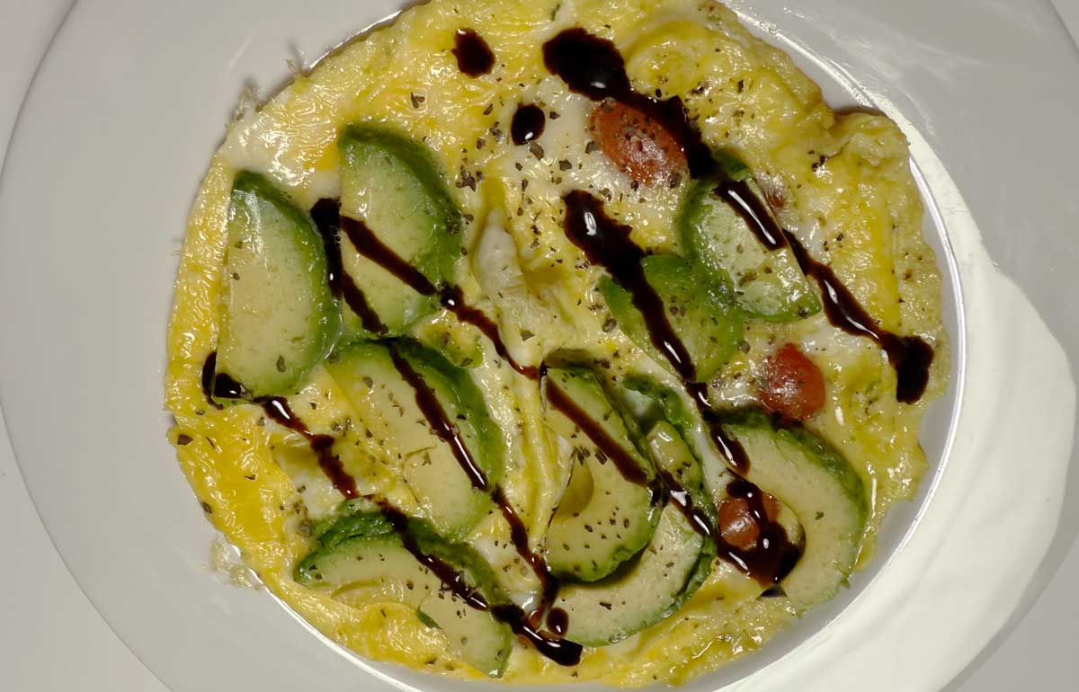 Omelett mit Avocado und Brot