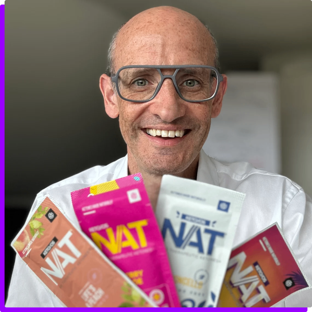 Daniel Simon hält Sachets mit : KETO//OS NAT® in die Kamera Daniel Simon hält Sachets mit : KETO//OS NAT® in die Kamera