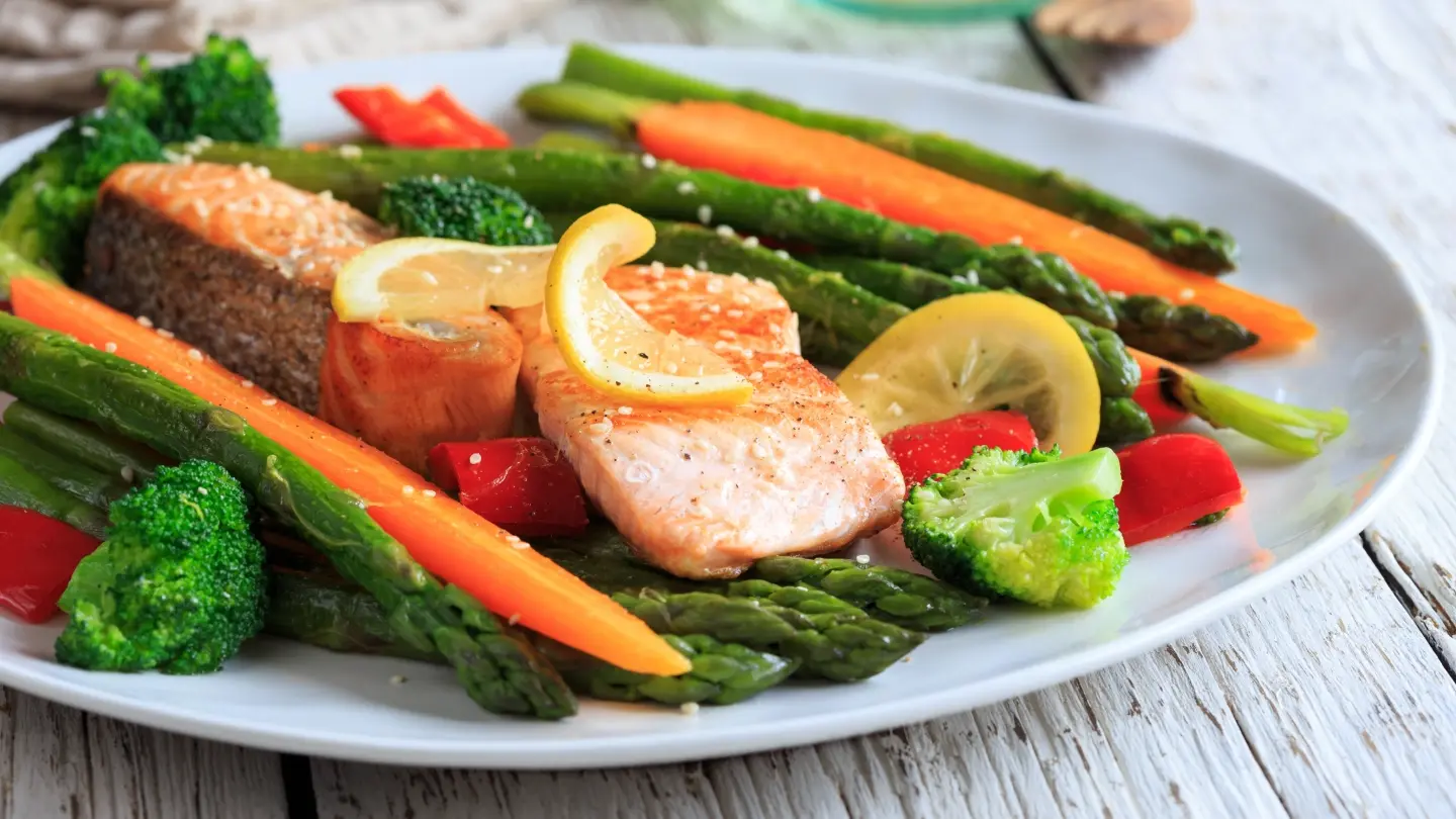 Ein Teller mit Lachs und Gemüse